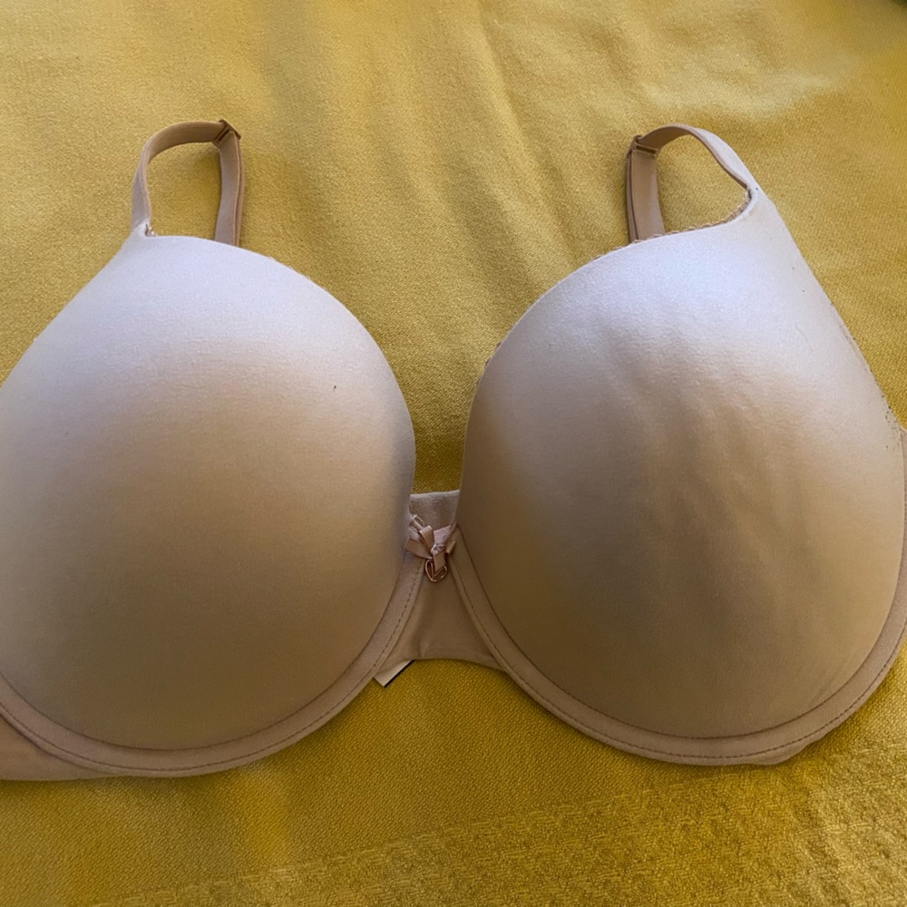 Victoria Secret Bra - 36F (36DDD) 
Push-Up Perfect Shape Bra